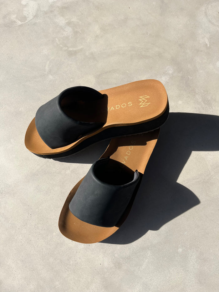 Gwen Jet platform sandal with beige memory foam footbed and cushioned black strap